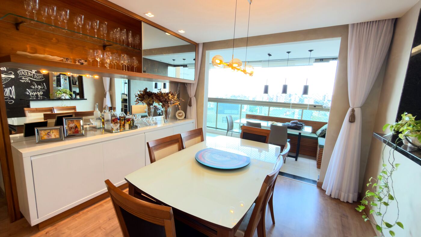 Sala de jantar com bar e espelheira