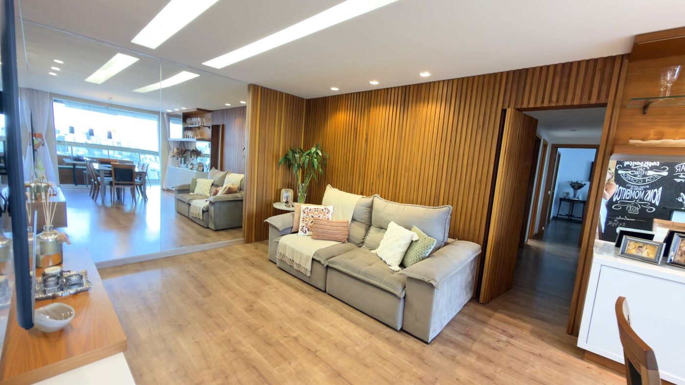 Living integrado com parede ripada em madeira