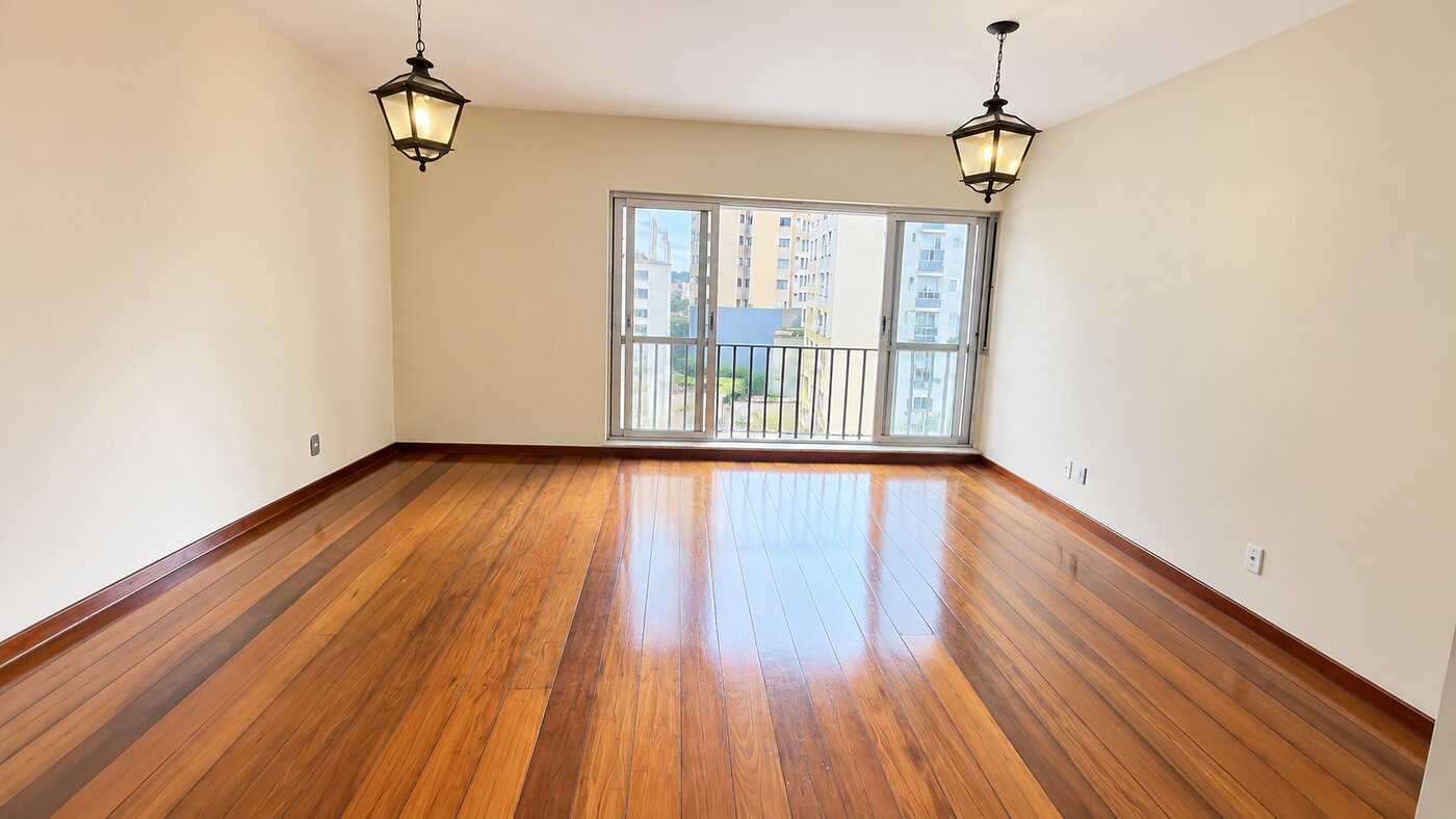 Sala com varanda e vista da cidade